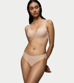 Sujetador de encaje con relleno Spacer Triumph Body Make-up Illusion Lace WP